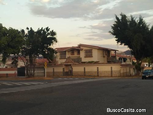 Amplia casa en venta en la urb. Valles de Camoruco. Código 143324