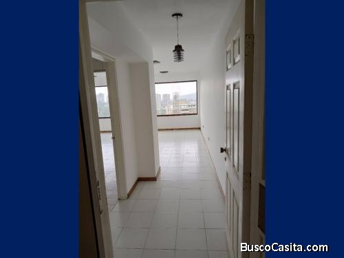 Se vende Comodísimo y Amplio Apartamento con Excelente Distribución, en la Urbanización Manzanares