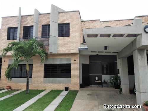 EmersonS/Vende Townhouse Urb. Los Mangos, Resd. Muralla Alta Valencia