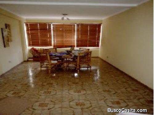 Casa de tres plantas y Con local comercial en planta baja en Guarenas