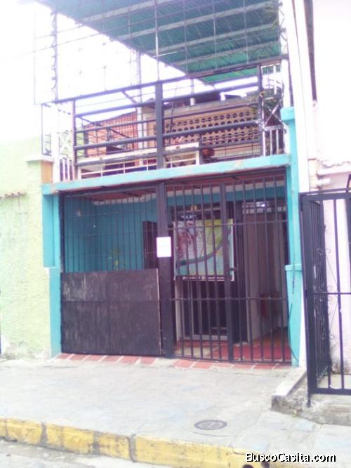 EFREN CLARO VEND CASA DE DOS NIVELES EN GUARENAS.