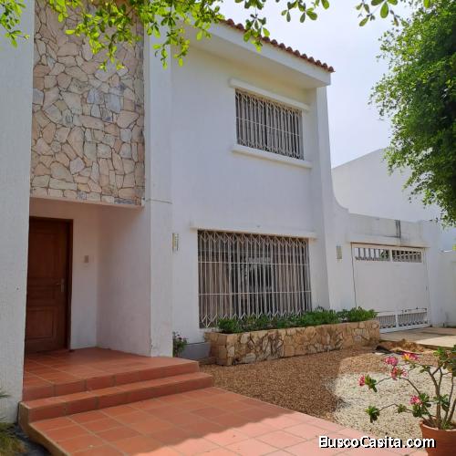EN VENTA TONWHOUSE EN PUERTA DEL ESTE -Fuerzas Armadas 