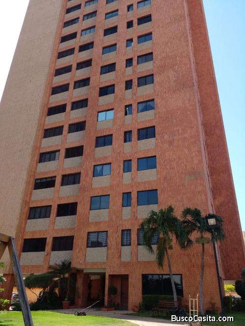 EN ALQUILER  APTO. EN RES. TORRE EUROPA