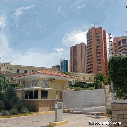 En Venta Hermoso  TH totalmente actualizado Excelente ubicación toda Av. del Milagro- Maracaibo. 