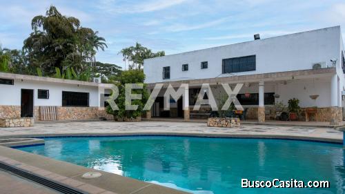 Venta De Exclusiva Quinta Con Piscina En La Urbanización Guaparo La Ciudad. Código 152825