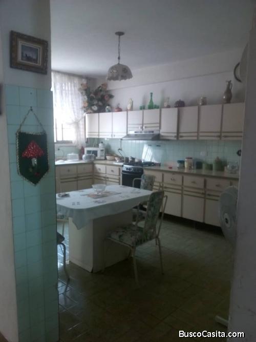 Vendo casa amoblada de dos niveles con estacionamiento 