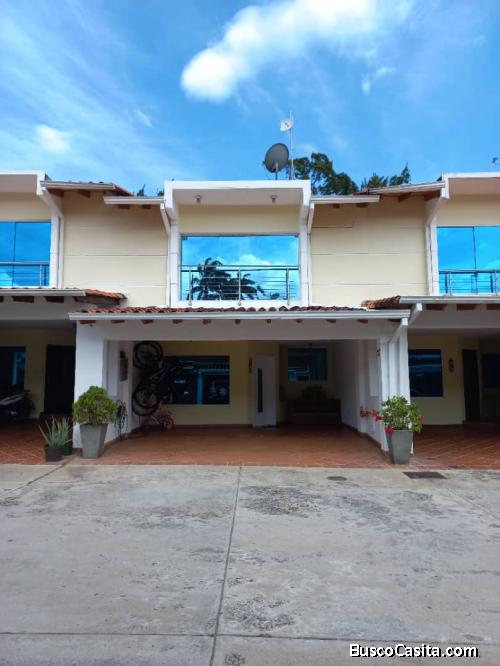 CASA DE ESTILO MODERNO SECTOR LOS KIOSKOS EN SAN CRISTÓBAL 