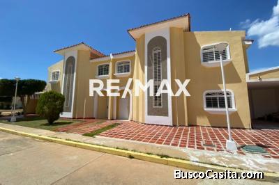 Townhouse en Venta - Villa Croasia ( semi listo)