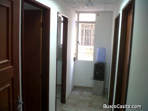 Se alquila oficina con mobiliario, El Centro de Caracas, El Conde.