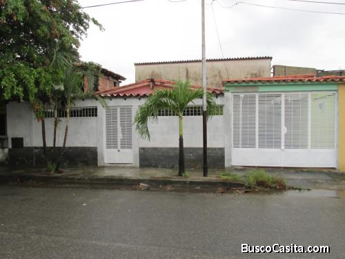 VENDO CASA DE 180 M2 EN CENTRO DE BARINAS 