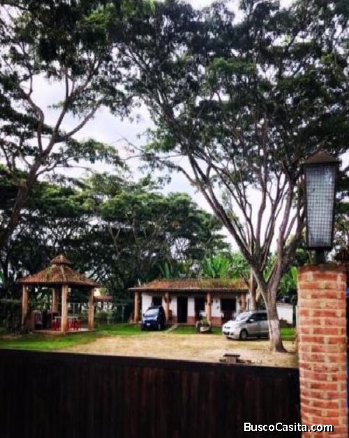 Hermoso Casa y terreno en Aguirre.