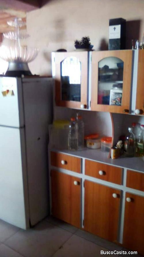 Casa de 2 pisos ubicada e. San Agustín( Hornos de Cal) a 5 minutos de la estación parque carabobo