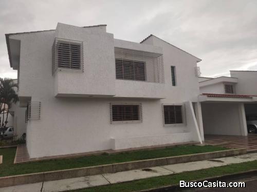 EN ALQUILER CASA DE DOS PLANTAS SIN AMOBLAR 280 MTS2 PATIO DE 20MTS2 CONJUNTO CERRADO VIGILANCIA 