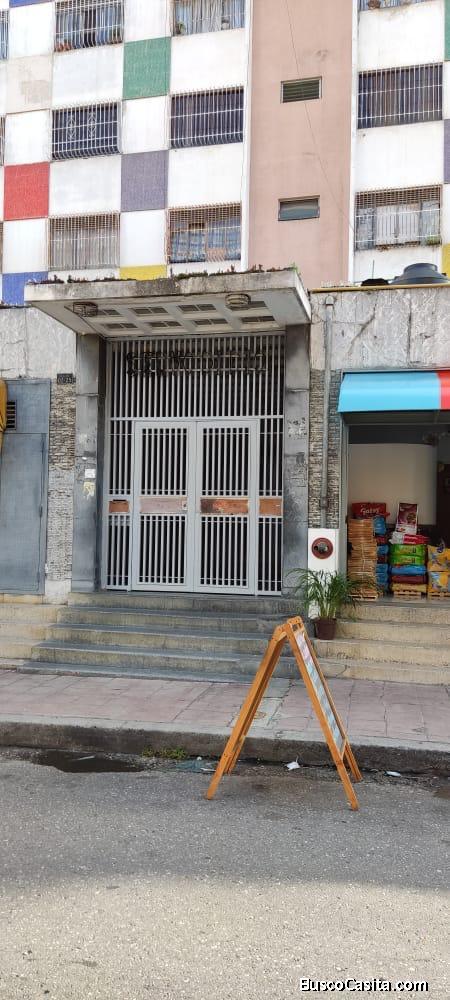 SE VENDE APARTAMENTO EN LA ESQUINA DE TEÑIDERO PARROQUIA LA CANDELARIA 