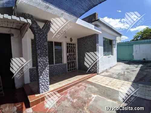 Sorayya balnco vende bella casa comercial en Av losAbogados 