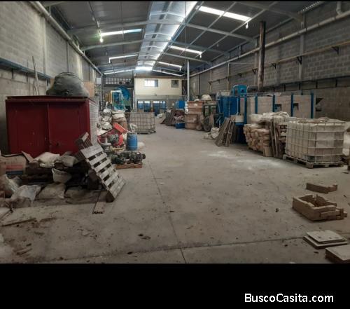 Soraya Blanco vende Amplio galpón en zona industrial.