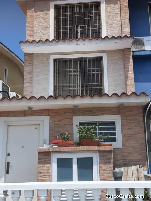 EN VENTA TOWNHOUSE EN PUERTO MORRO, LECHERIA