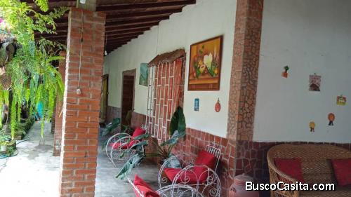 CASA DE CAMPO CON 1 HCT DE TERRENO SANTA APOLONIA