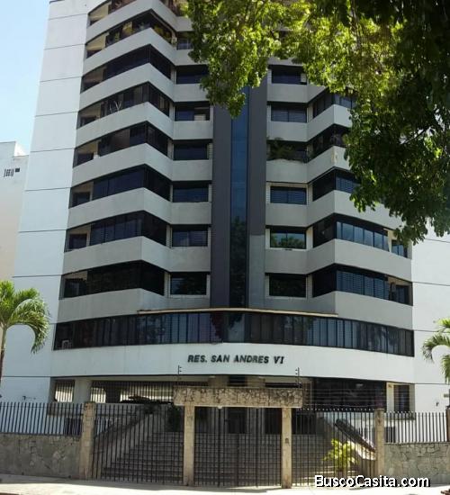 Apartamento espacioso con vista a la calle, pozo y planta eléctrica.