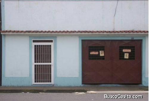 Se comercialia tres casas con terreno prio aptas para construir local comercial o deposito 