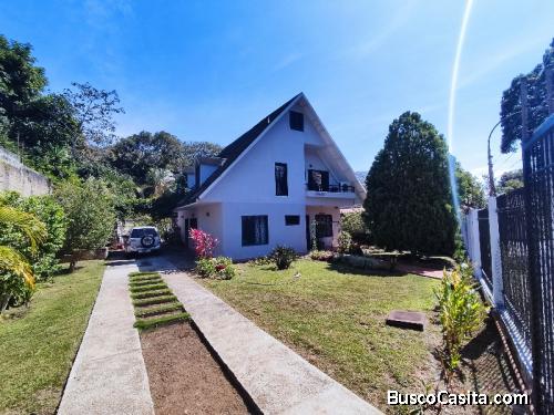 CASA TIPO CHALETH EN LA ENTRADA URB PRIVADA LUZ COELHO