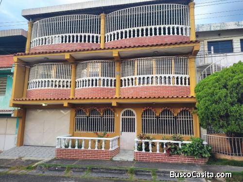 - Amplia casa de 3 plantas. - 352 mts2 de construción.