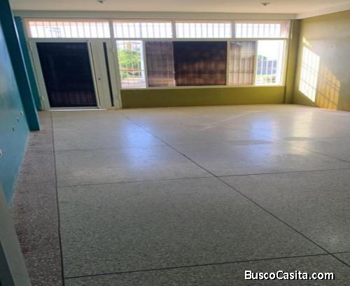 VENTA EDIFICIO CON 4 LOCALES Y 2 APTOS. EN CORO 