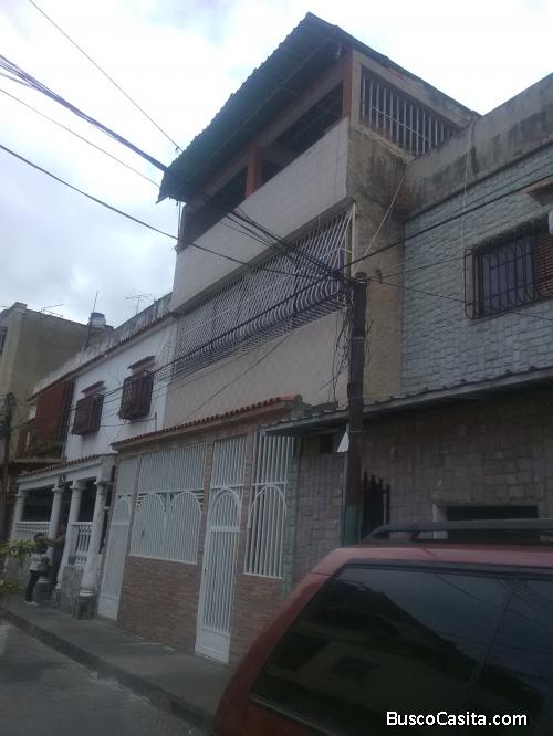 SE VENDE CASA DE 3 PLANTAS 