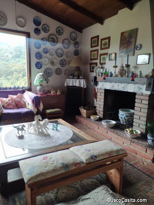 Bella casa con cabañas en venta en la colonia tovar..