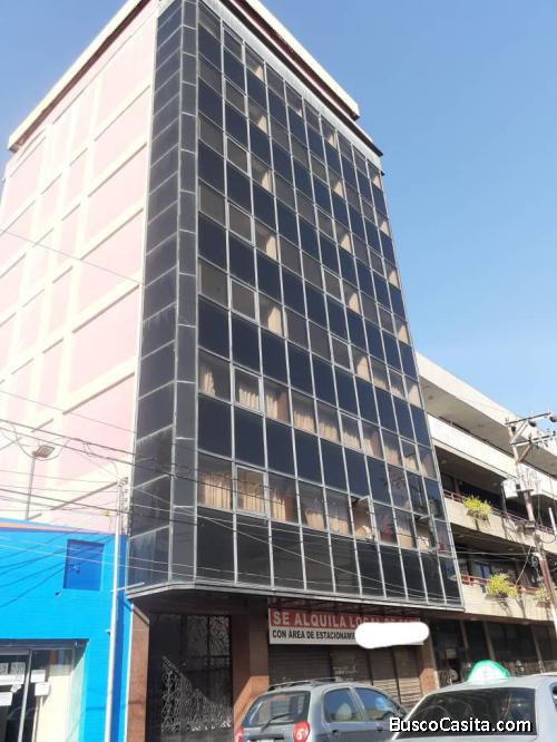 EN ALQUILER LOCAL DE 600 MTS2 EN EL CENTRO DE PTO LA CRUZ 1 BAÑO 6 PSTOS PUERTA DE VIDRIO SANTA MARÍ