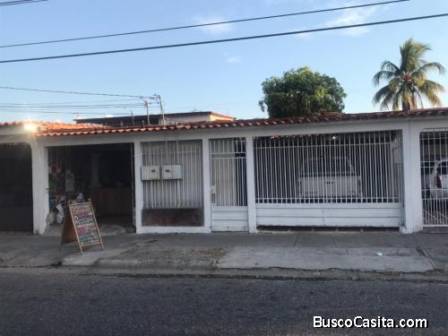 CASA CON LOCAL COMERCIAL