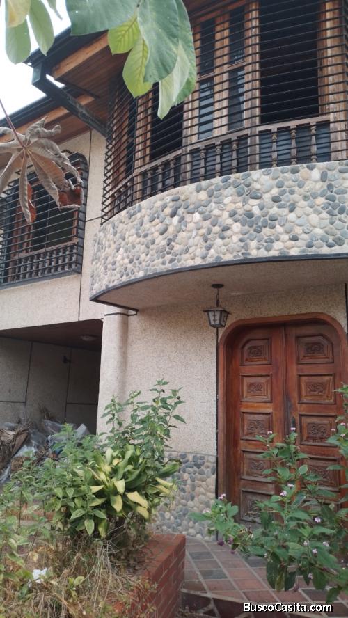 Casa de 2 plantas, con patio, parrillera, terraza. inmueble para remodelar