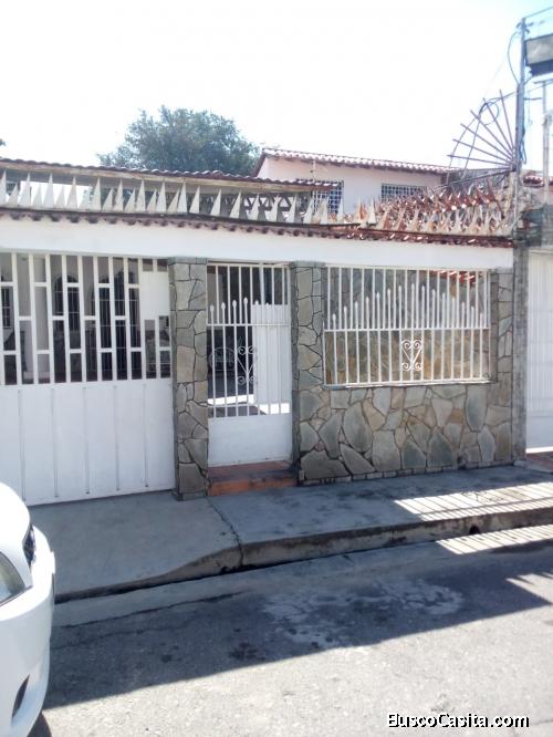 se vende  casa en la urbanizacion Andres Bello Maracay
