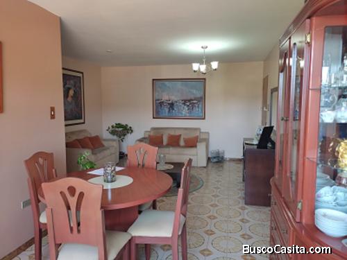 Apto en Valles de Camoruco. Conj. Res. Paraíso I