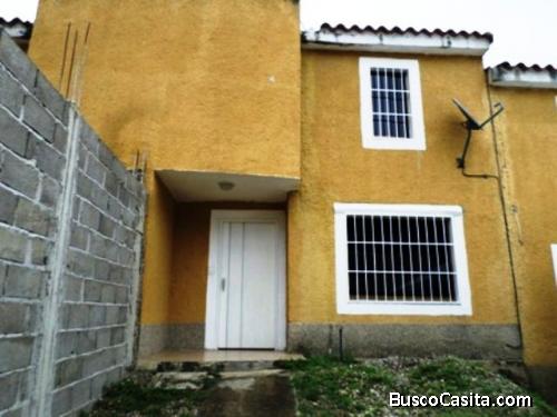 Se Vende Town House Semi-Amoblado en Villa Falcón 
