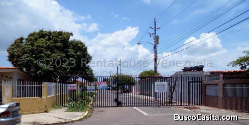 VENDO AMPLIA CASA EN CALLE CERRADA LA LIMPIA MARACAIBO