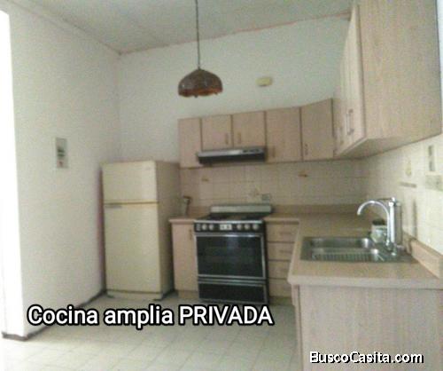 Habitación con propia cocina para una o dos damas en anexo independiente