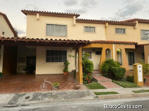 Town House en conjunto privado Resd. Villa Castel