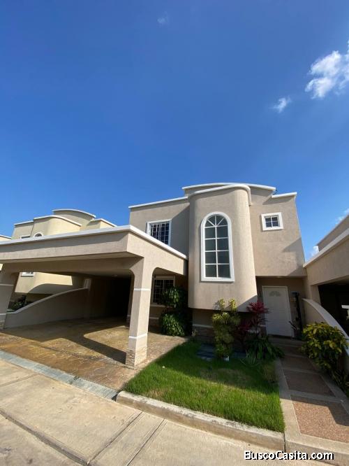 Townhouse de Oportunidad en Ciudad Roca