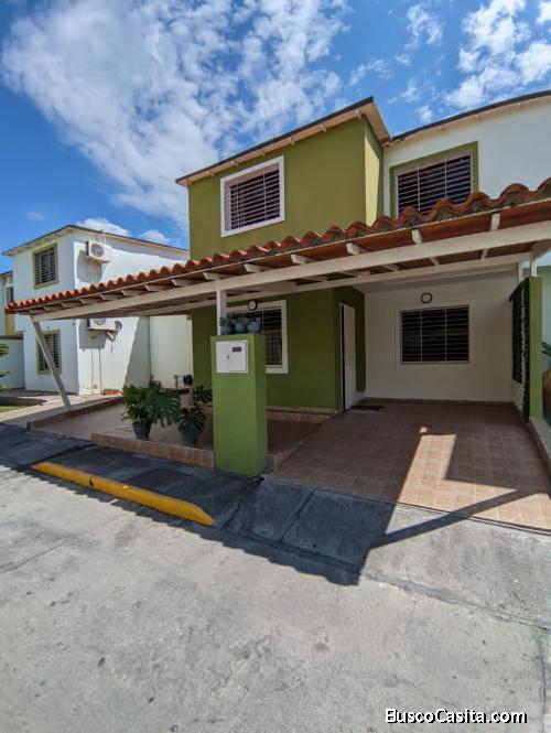  Town house moderno, remodelado y equipado en Urbanización privada Trapiche Villa, Cabudare