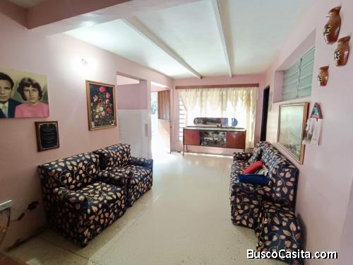 Casa comercial a pie de calle, a 50 metros de la Av los abogados