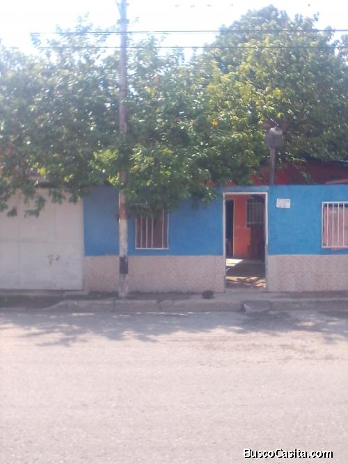 EN SANTA RITA VENDO CASA EN 7500$ TLF 04144194002