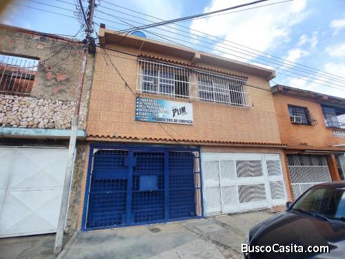 CASA EN RICARDO URRIERA CON 2 ANEXOS EN LA SEGUNDA PLANTA + 1 LOCAL COMERCIAL