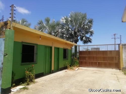 VENTA DE CASA CON LOCALES Y TERRENOS  EN CHICHIRIVICHE 