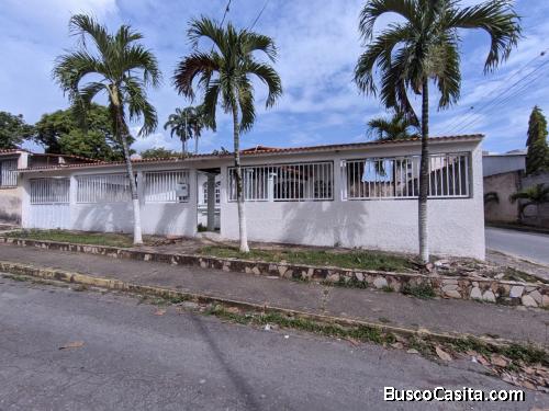Casa comercial En Cabudare a dos cuadras del Centro Comercial La Estancia y de la intercomunal