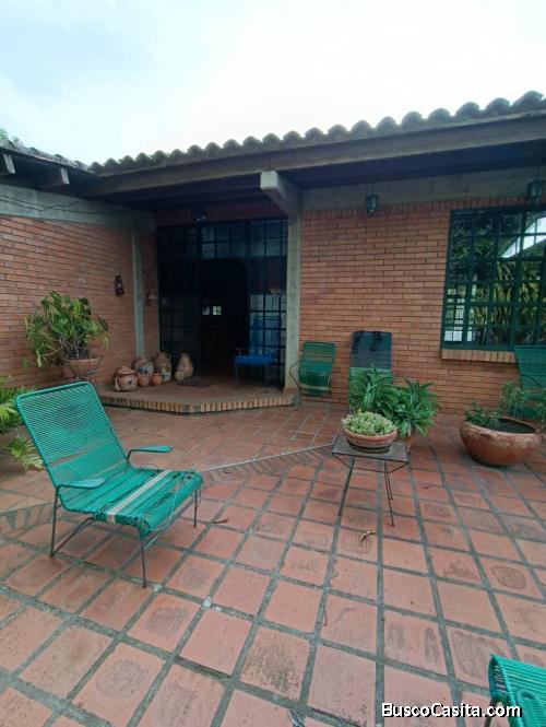 Casa granja en la Av principal de Agua Viva cerca del Centro Turístico Luna Azul