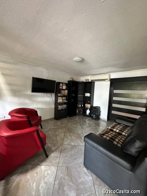 Casa de dos niveles. Al este de Barquisimeto sector la Rosaleda