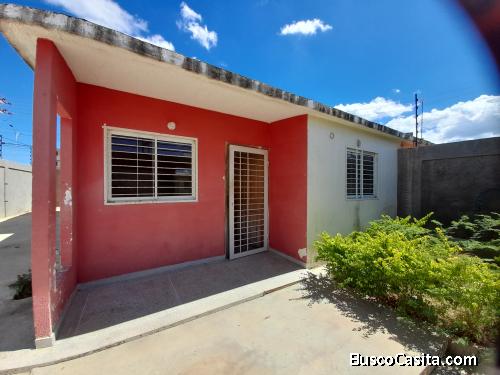 Casa de dos plantas en urbanismo privado excelente precio lista para habitar 