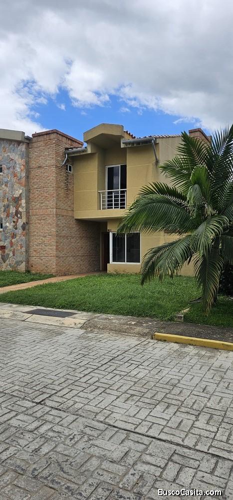 FARITH MOTA VENDE TOWNHOUSE OBRA GRIS  EN SAN DIEGO   