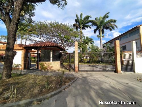 EN VENTA TOWNHOUSE EN MONTESERINO, SAN DIEGO, RESD. AVES DEL PARAISO